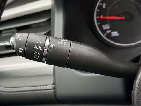 Used 2023 GMC Acadia SLT image 22