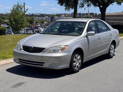 Used 2002 Toyota Camry XLE FWD image 2