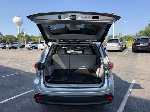 Used 2017 Toyota Highlander XLE AWD/4WD image 11