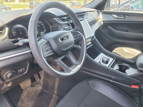 Used 2025 Jeep Grand Cherokee Altitude AWD/4WD image 14