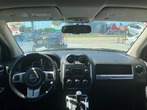 Used 2017 Jeep Compass Latitude FWD image 12
