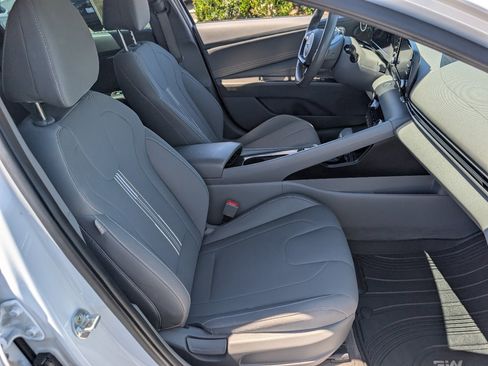 Used 2022 Hyundai Elantra SEL w/ Convenience Package FWD image 7