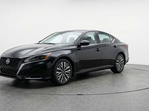 Used 2025 Nissan Altima 2.5 SV image 3