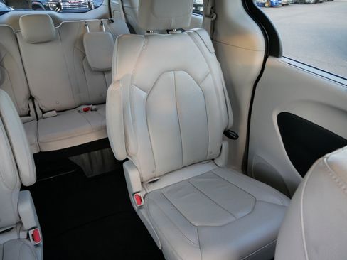 Used 2017 Chrysler Pacifica Touring-L image 14