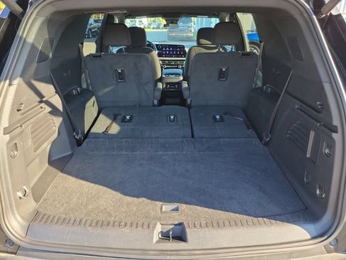 Certified 2025 Chevrolet Traverse LT FWD image 10
