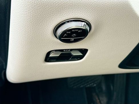 Used 2025 Mercedes-Benz GLC 300 4MATIC image 11