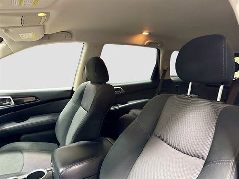 Used 2020 Nissan Pathfinder SV image 17