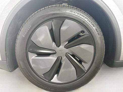 Used 2026 Tesla Model Y Long Range image 8