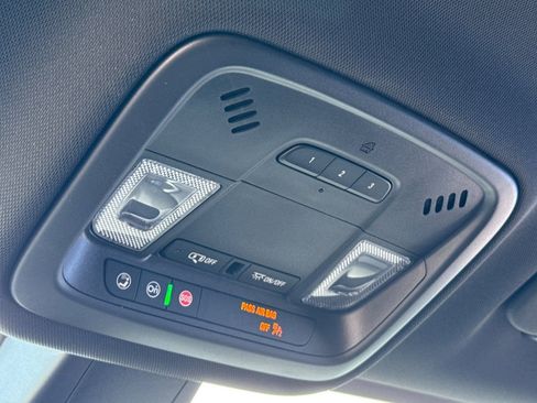 Used 2023 Chevrolet Traverse LT image 24