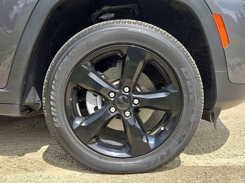 Used 2023 Jeep Grand Cherokee Altitude AWD/4WD image 25