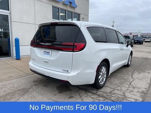 Used 2023 Chrysler Pacifica Touring-L FWD image 6