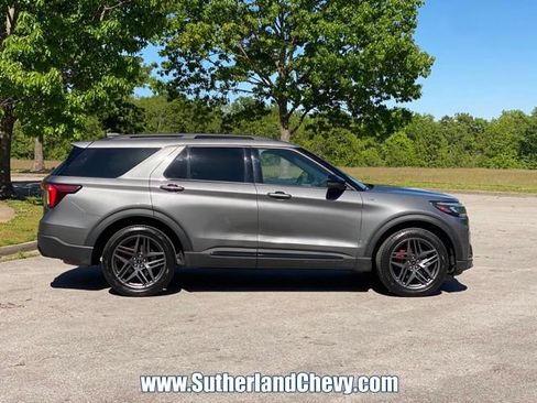 Used 2025 Ford Explorer ST-Line w/ ST-Line Street Pack AWD/4WD image 8