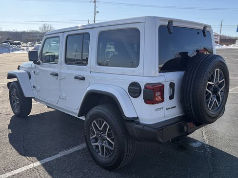 Used 2025 Jeep Wrangler Sahara image 5