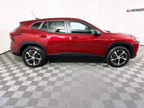 Used 2024 Chevrolet Trax RS w/ Sunroof Package image 2