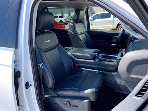 Certified 2025 Ford Expedition Platinum image 9