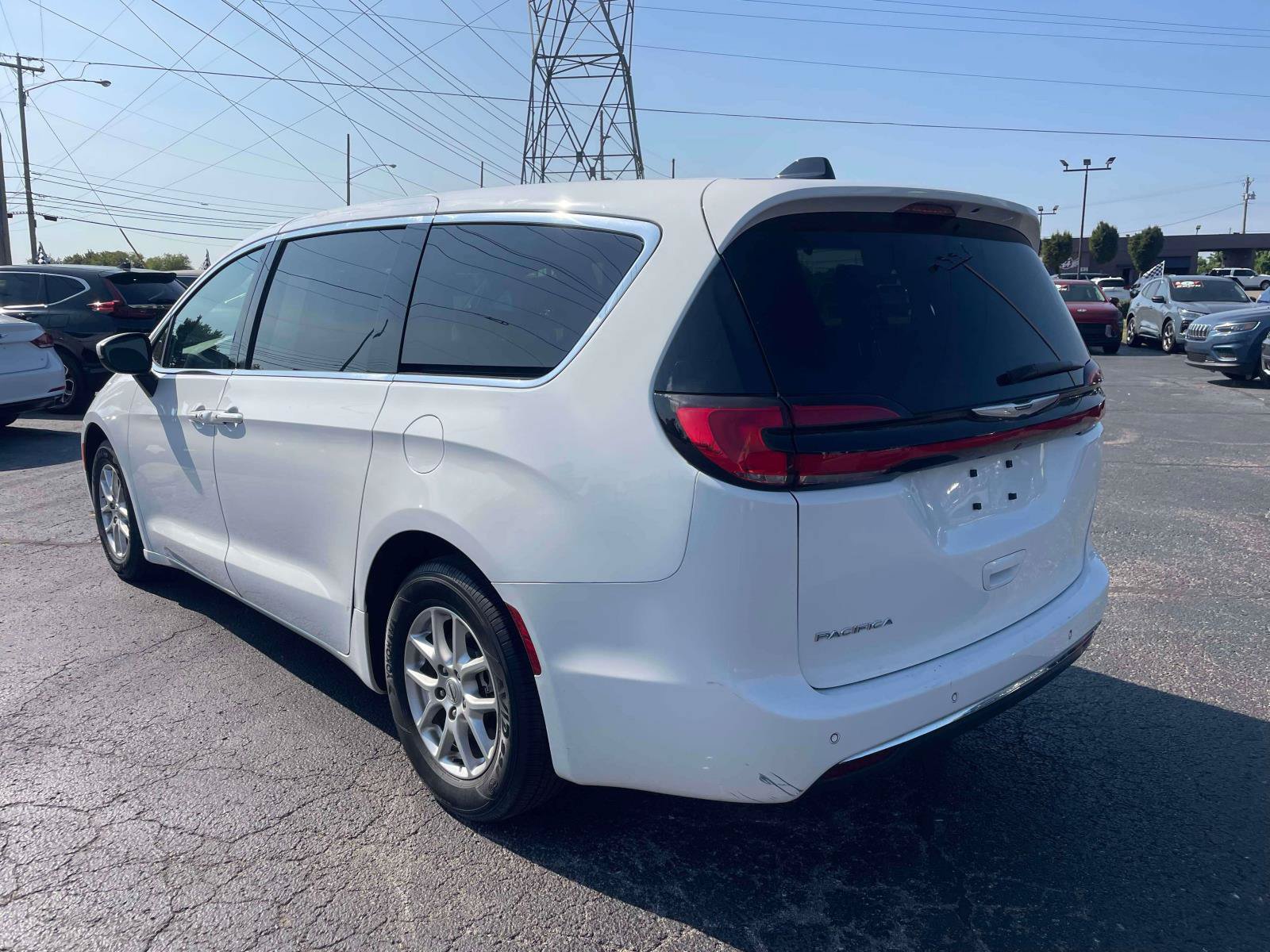Used 2023 Chrysler Pacifica Touring FWD image 5