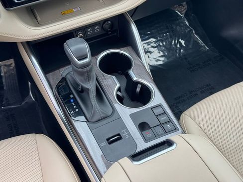 Used 2024 Toyota Highlander Limited image 22