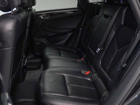 Certified 2025 Porsche Macan image 18