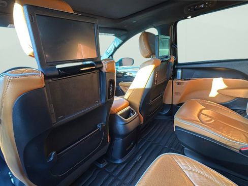Used 2023 Chrysler Pacifica Pinnacle FWD image 4