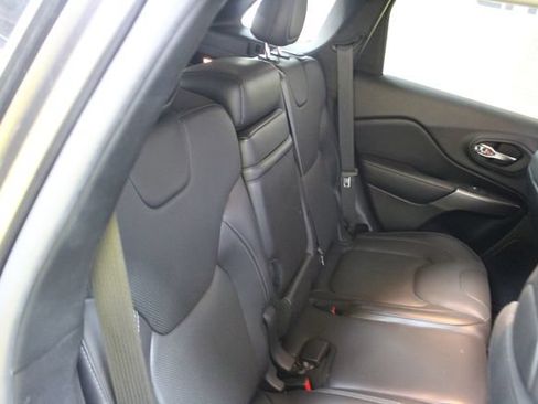 Used 2019 Jeep Cherokee Limited w/ Luxury Group FWD image 9