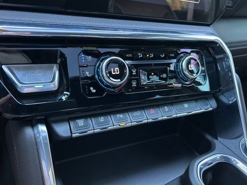 Used 2025 GMC Sierra 3500 Denali w/ Denali Reserve Package image 34