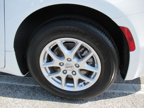 Used 2025 Chrysler Pacifica Select FWD image 9