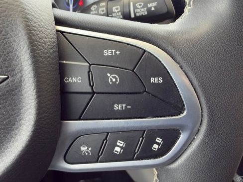 Used 2022 Chrysler Pacifica Touring-L FWD image 33