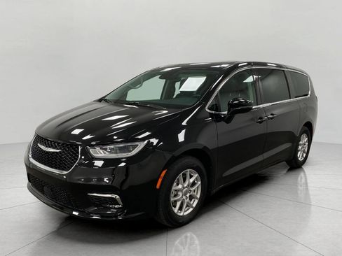 Used 2024 Chrysler Pacifica Touring-L image 10