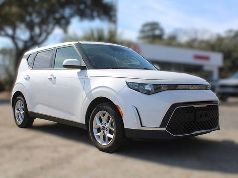 Used 2023 Kia Soul LX w/ LX Technology Package image 3