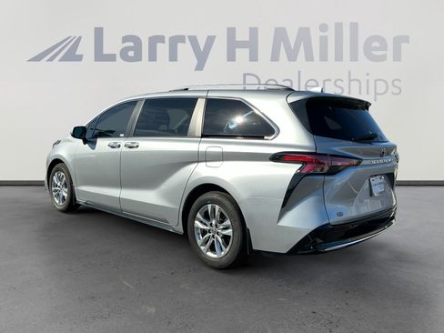 Used 2023 Toyota Sienna Limited image 3