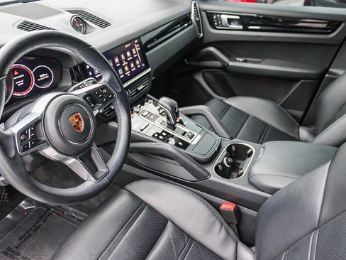 Used 2022 Porsche Cayenne image 18