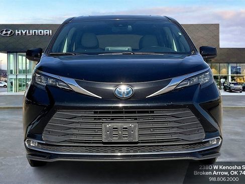 Used 2024 Toyota Sienna XLE image 3