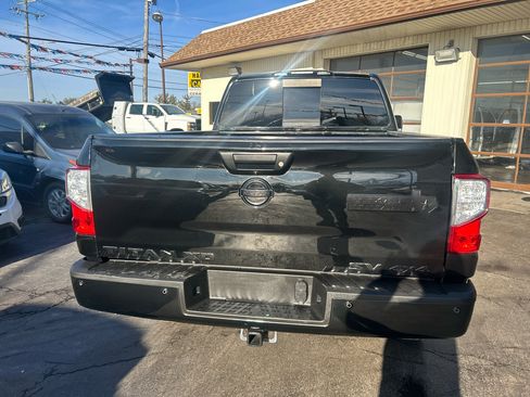 Used 2018 Nissan Titan SV w/ SV Convenience Package image 5