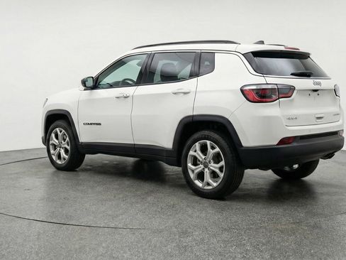 Used 2025 Jeep Compass Latitude AWD/4WD image 6