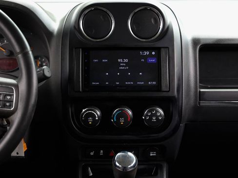 Used 2016 Jeep Patriot Latitude AWD/4WD image 32