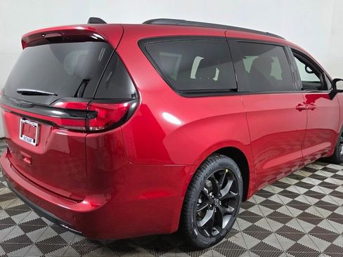 New 2026 Chrysler Pacifica Select image 7