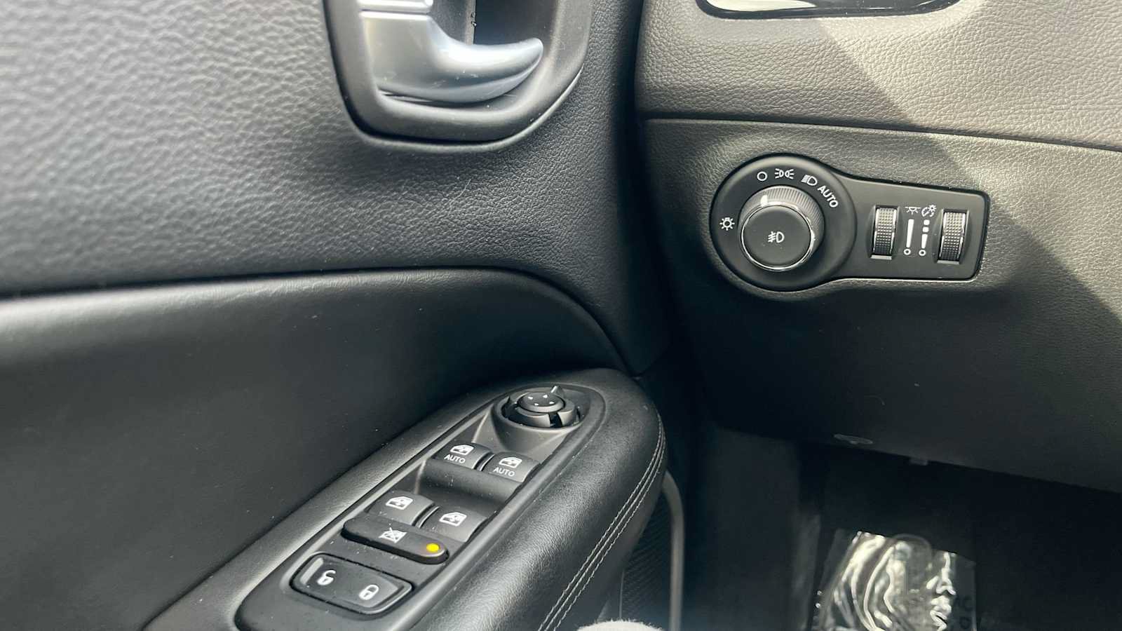 Used 2018 Jeep Compass Latitude w/ Popular Equipment Group FWD image 31