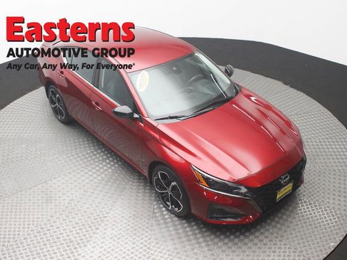 Used 2023 Nissan Altima 2.5 SR AWD/4WD image 3