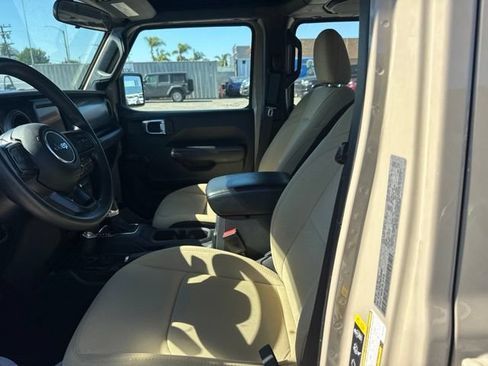 Used 2022 Jeep Wrangler Unlimited Sport AWD/4WD image 9