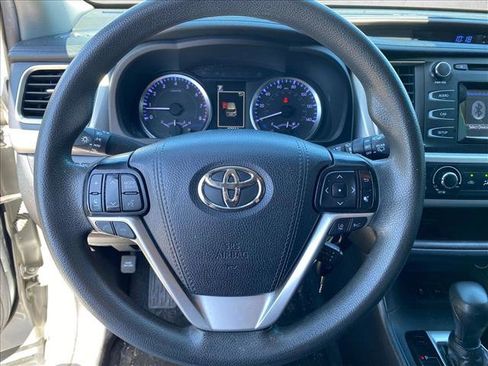 Used 2019 Toyota Highlander LE FWD image 28