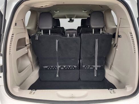 Used 2023 Chrysler Pacifica Touring-L image 37