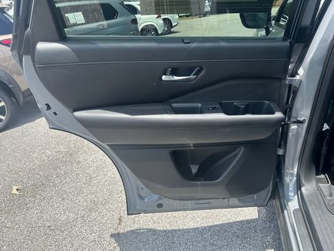 Used 2024 Nissan Pathfinder SL AWD/4WD image 18