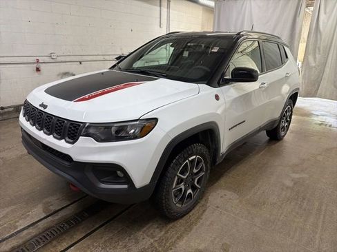 Used 2025 Jeep Compass Trailhawk AWD/4WD image 2