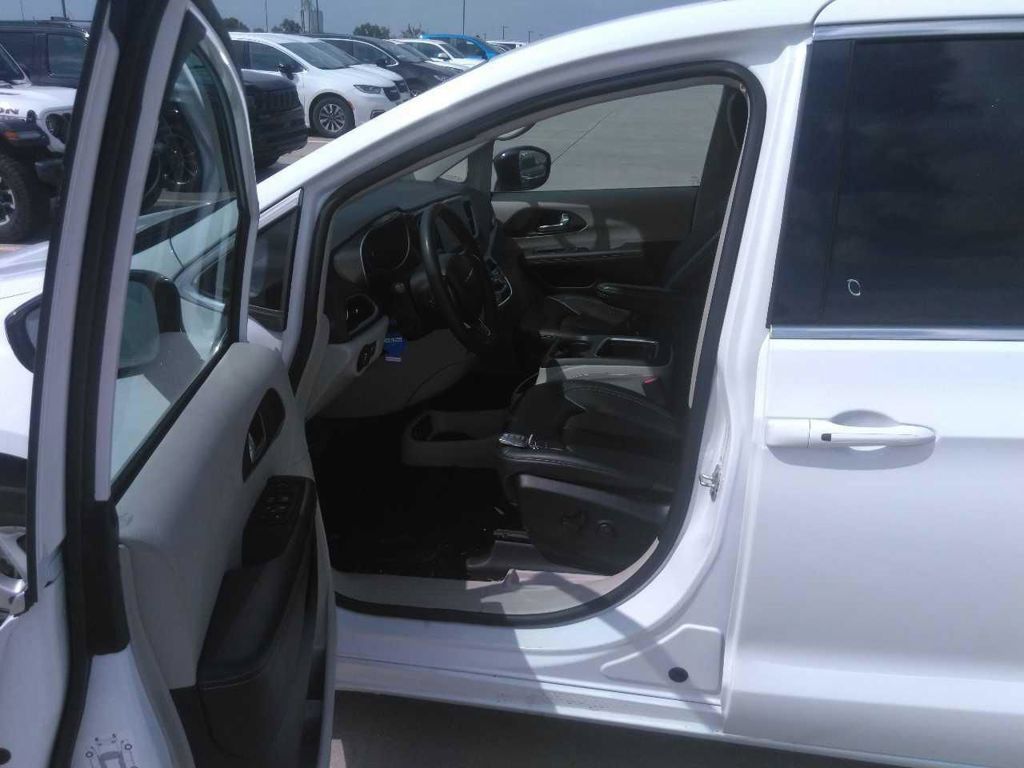 Used 2024 Chrysler Pacifica Touring-L FWD image 2