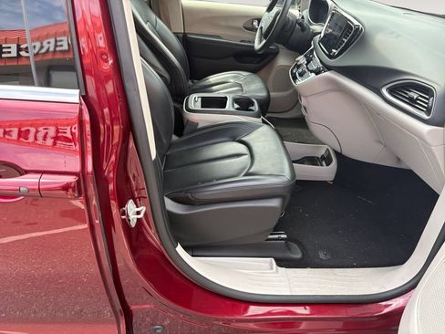 Used 2023 Chrysler Pacifica Touring-L FWD image 15