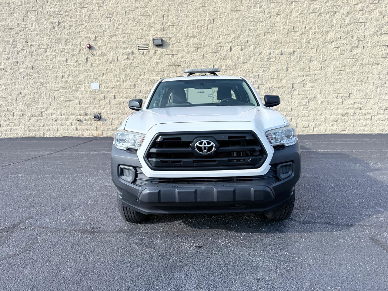 Used 2017 Toyota Tacoma SR AWD/4WD image 8
