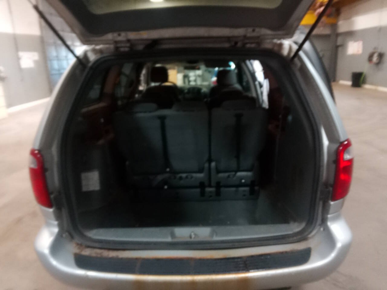Used 2005 Dodge Grand Caravan SXT FWD image 23