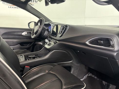 Used 2025 Chrysler Pacifica Limited image 28