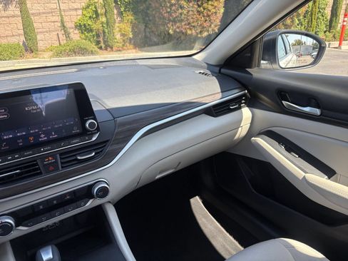 Used 2025 Nissan Altima 2.5 SV FWD image 35