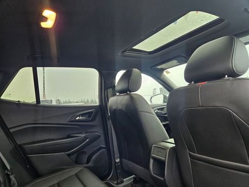 Used 2025 Chevrolet Trax RS w/ Sunroof Package image 36